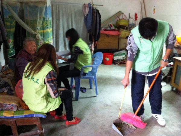 亞鈦自動化科技公司義工關注老人